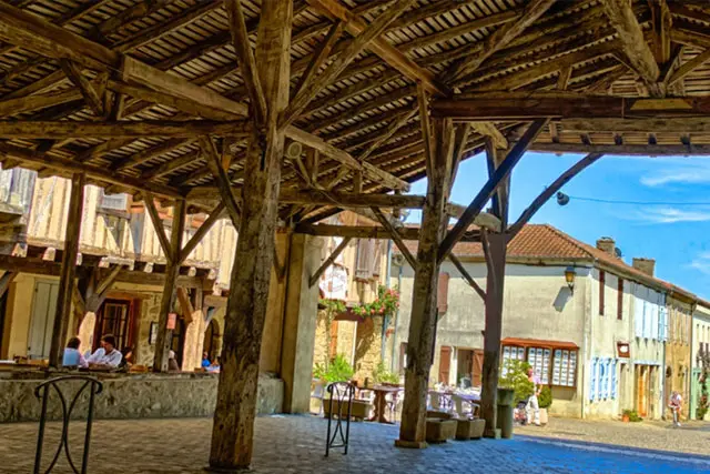 Halle et arcades d’une bastide gersoise