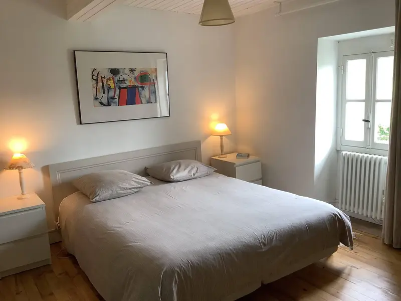 Chambre lumineuse avec lit de 160, tables de chevet et lampes
