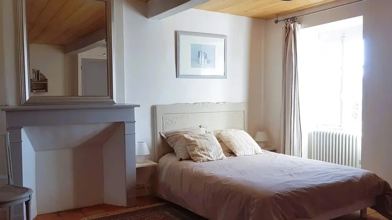 Chambre avec lit de 140 et cheminée ancienne en marbre