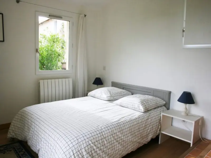 Chambre claire avec lit de 140 et tête de lit grise