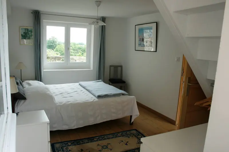 Chambre de plain-pied avec lit de 140, aménagée pour personnes à mobilité réduite