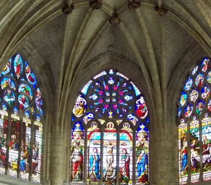 Voûtes et vitraux de la cathédrale Saint-Pierre de Condom