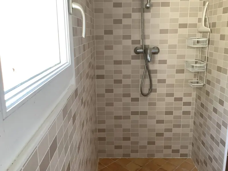 Douche de plain-pied avec barre d’appui