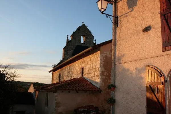 Clocher-mur de l’église dans la lumière dorée du soir