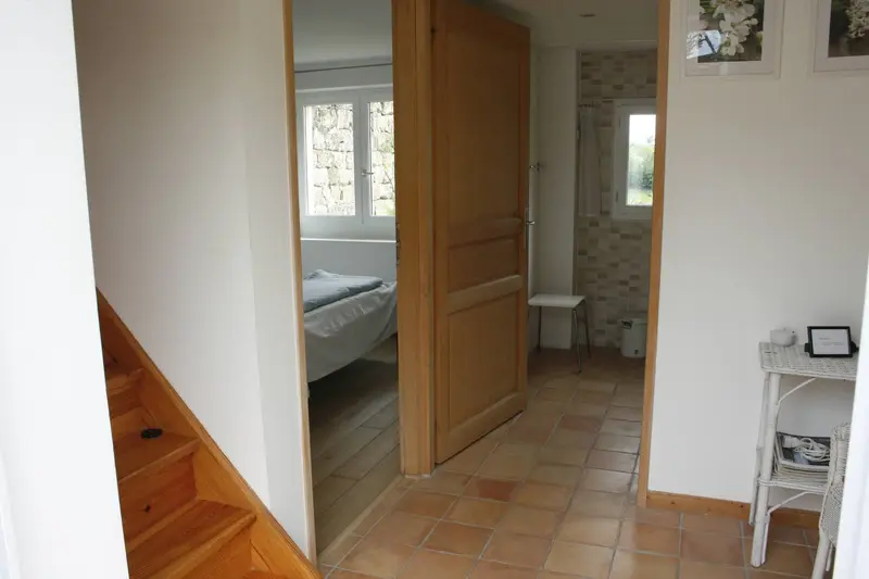Hall d’entrée de la dépendance desservant les chambres et la salle de bain