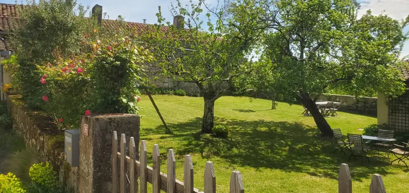 Portillon en bois ouvrant sur le jardin clos et ses arbres fruitiers
