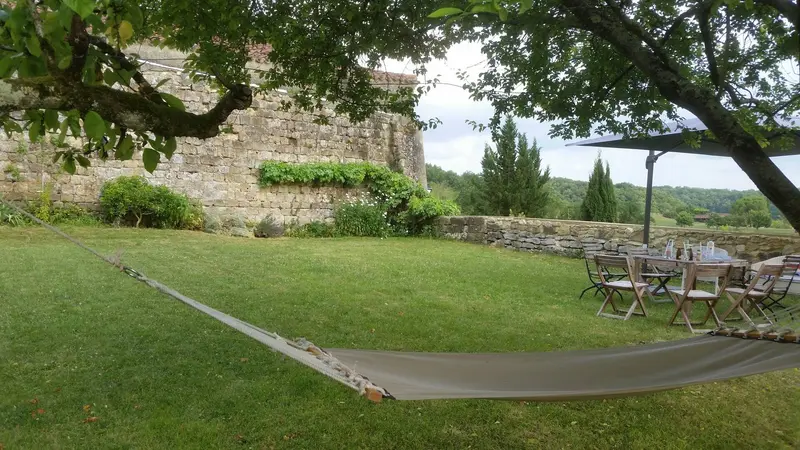 Le jardin du Gîte des Remparts, son hamac et la vue sur la campagne gasconne