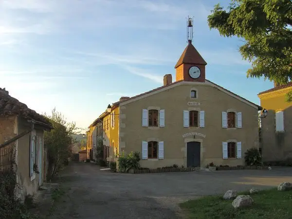 Mairie de Saint-Arailles et son clocheton, place du village