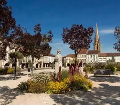 Place de la bastide de Marciac et son clocher