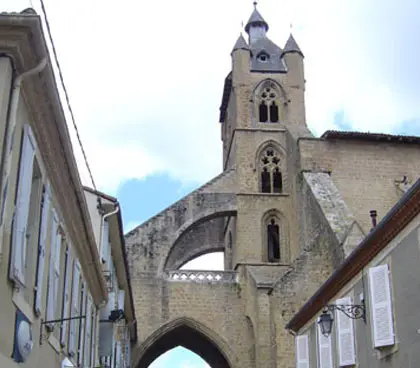 Cathédrale Sainte-Marie de Mirande et sa rue