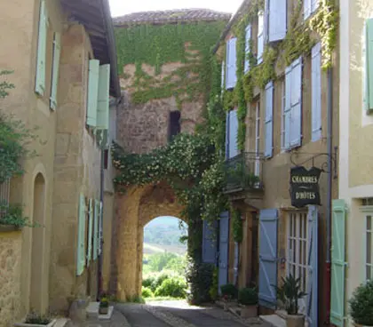 Porte fortifiée et rue fleurie de Montesquiou