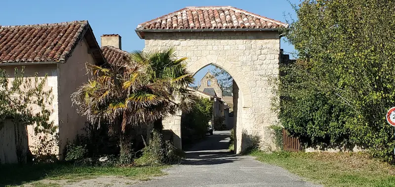 Porte Est fortifiée du village avec son toit de tuiles