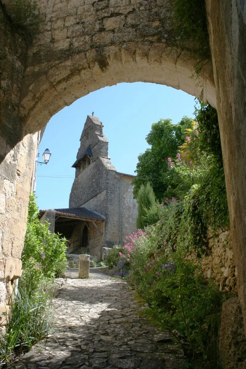 Arche de la porte Ouest encadrant l’église du XIe siècle