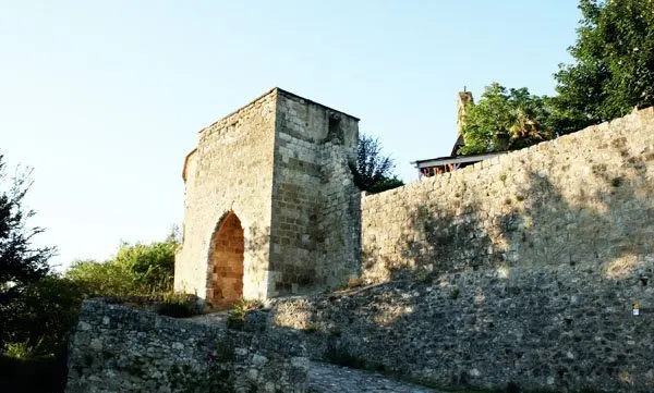 Tour-porte Ouest et vestiges des remparts médiévaux