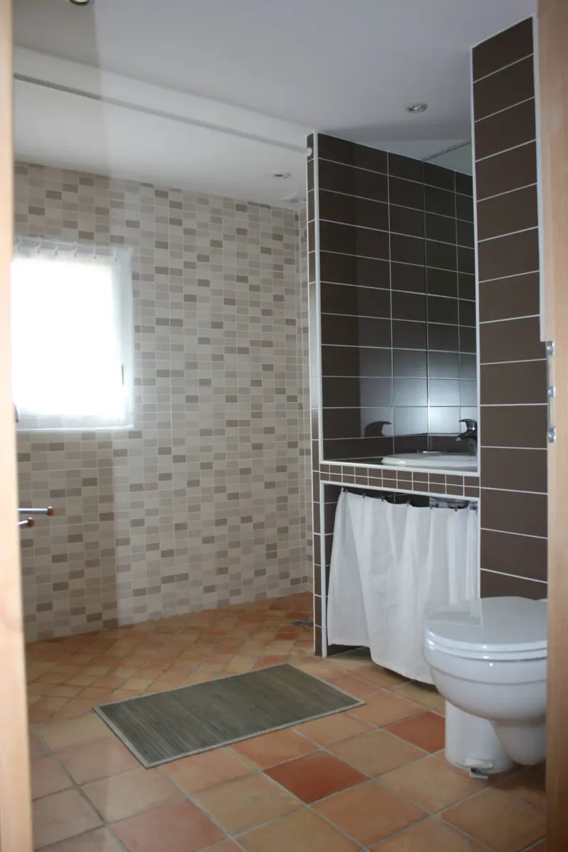 Salle de bain avec douche à l’italienne et WC, aménagée PMR