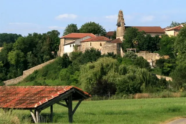 Le village sur sa colline avec le clocher de l’église