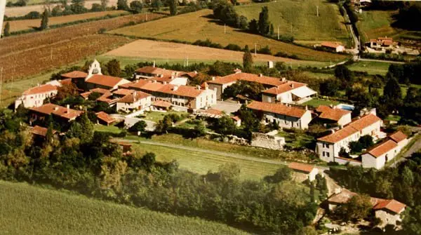 Vue aérienne du village de Saint-Arailles entouré de champs