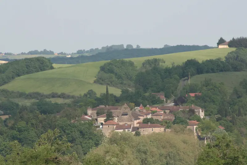 Vue générale du village perché au milieu des collines du Gers